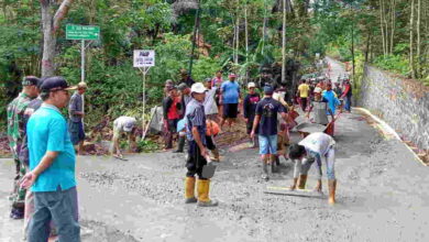 Warga Dusun Guha Desa Handapherang Ciamis Perbaiki Jalan dengan Swadaya