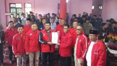 Ketua DPC PDI Perjuangan Ciamis Jawa Barat, Nanang Permana menyerahkan berkas persyaratan pendaftaran Bakal Calon Bupati/Wakil Bupati ke DPC PDIP Ciamis,